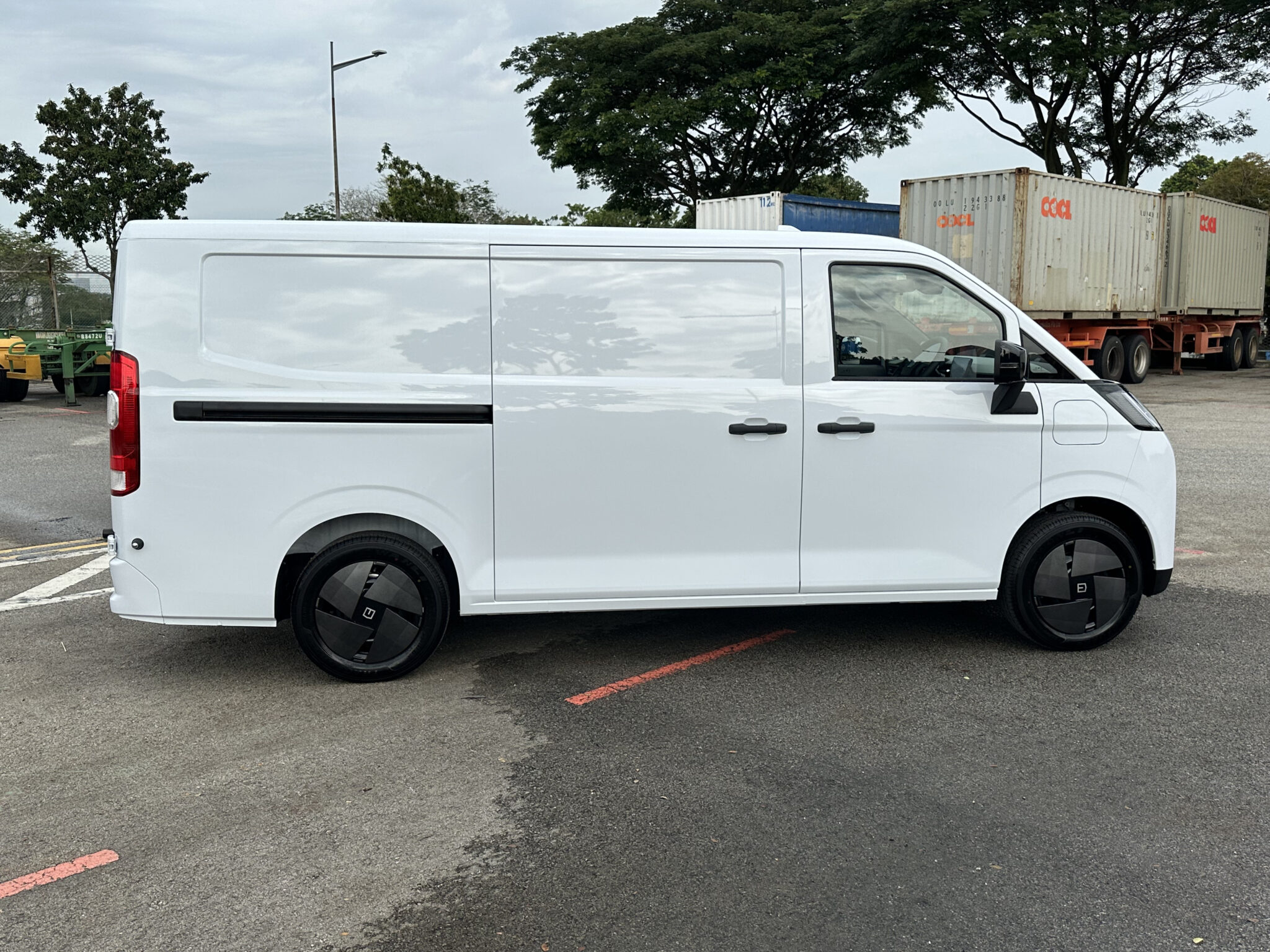 Farizon V7E Electric Van view 2